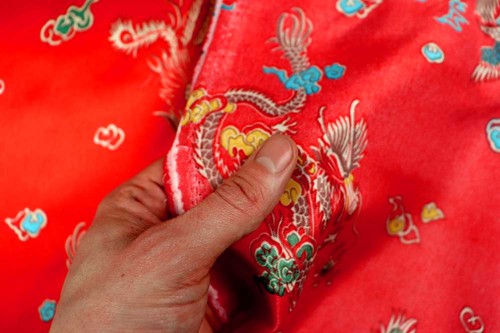 Satin mit schönem Glanz und einem stimmungsvollem Asia-Design Fn1312 Satin China Drache S4 Gemustert Satin - China-Drache - Rot
