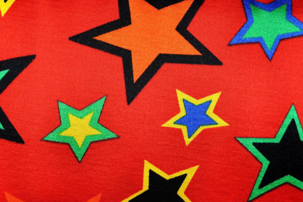 Edler Kett-Satin aus Viskose-Baumwoll-Gemisch mit buntem Design für flippige Kostüme und mehr Fn2014 Satin Stars Rot Z1 Satin Stoffe bunt Kettsatin - Baumwolle/Viskose - Stars - Rot