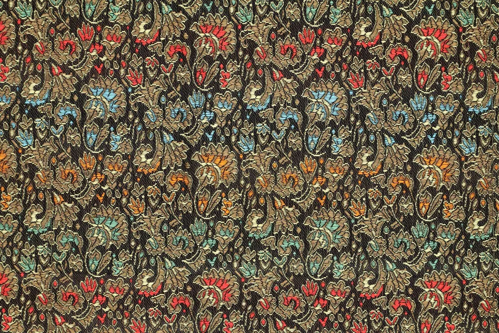 Schwarzer Brokat-Stoff mit buntem Blumendesign - ein kontrastreicher Hingucker! Fn3188 Brokat Blumen Schwarz Stm Brokat Meterware Brokat Mayoni - Schwarz