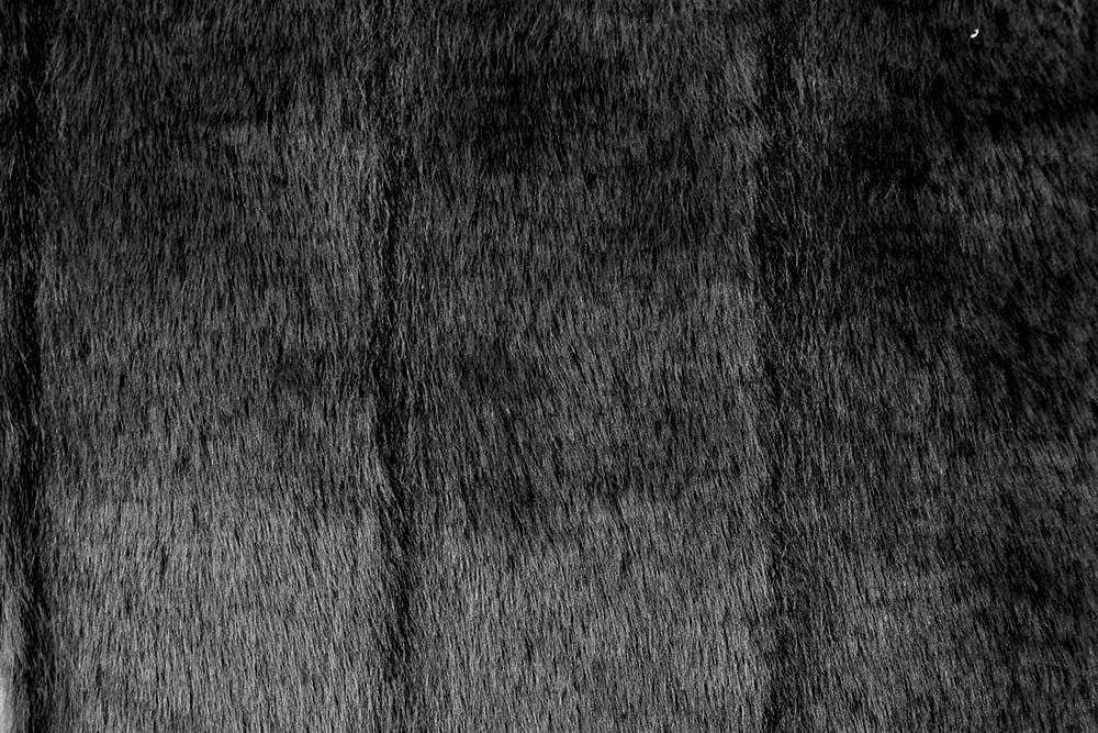 Schwarzes Pelzimitat mit leichter Streifenstruktur und stabil gewirkter Rückseite - traumhaft flauschig und hautsympathisch! Fp1102 Nerz Pelz Schwarz S4 Pelzimitat Nerz-Pelzimitat - Schwarz
