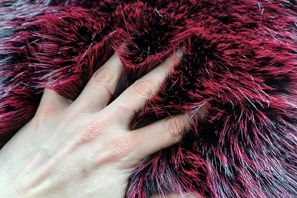 Super hochwertiger Kunstpelz in edlem Rot-Ton - höchste Qualität für langanhaltende Freude! Fp1135263 Pelzimitat High Luxury Rot Fell deluxe Pelzimitat High Luxury - Radiant Red