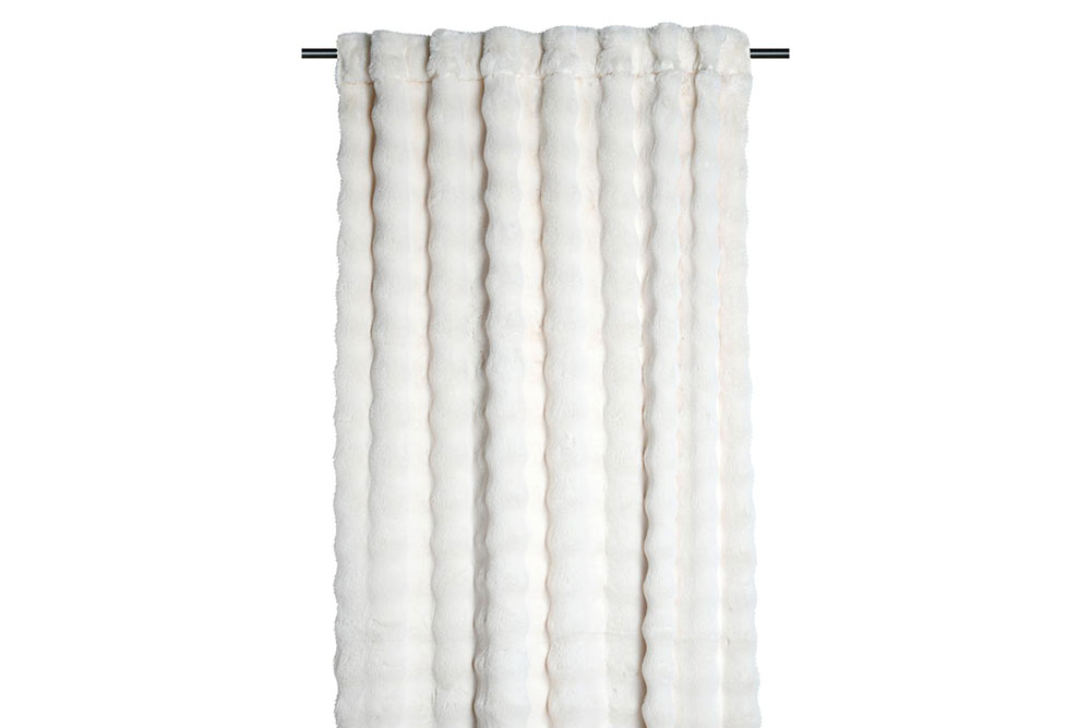 Weiches Fellimitat in edlem Creme – kuschelig, wärmend und vielseitig für Deko, Accessoires und Mode. Fp1144 Fellimitat Creme Anwendungsbeispiel Vorhang Fellstoffe Pelzimitat - Nebraska - Creme