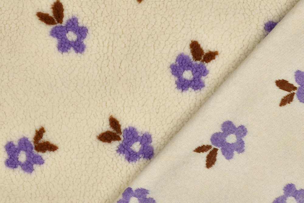 Flauschiger Sherpa-Fleece mit zarten Lavendelblüten in Flieder. Perfekt für kuschelige Lieblingsstücke und Wohnaccessoires. Fp1153 Sherpafleece Blume S4y Sherpa Fleece Sherpa Fleece - Violet Blossom