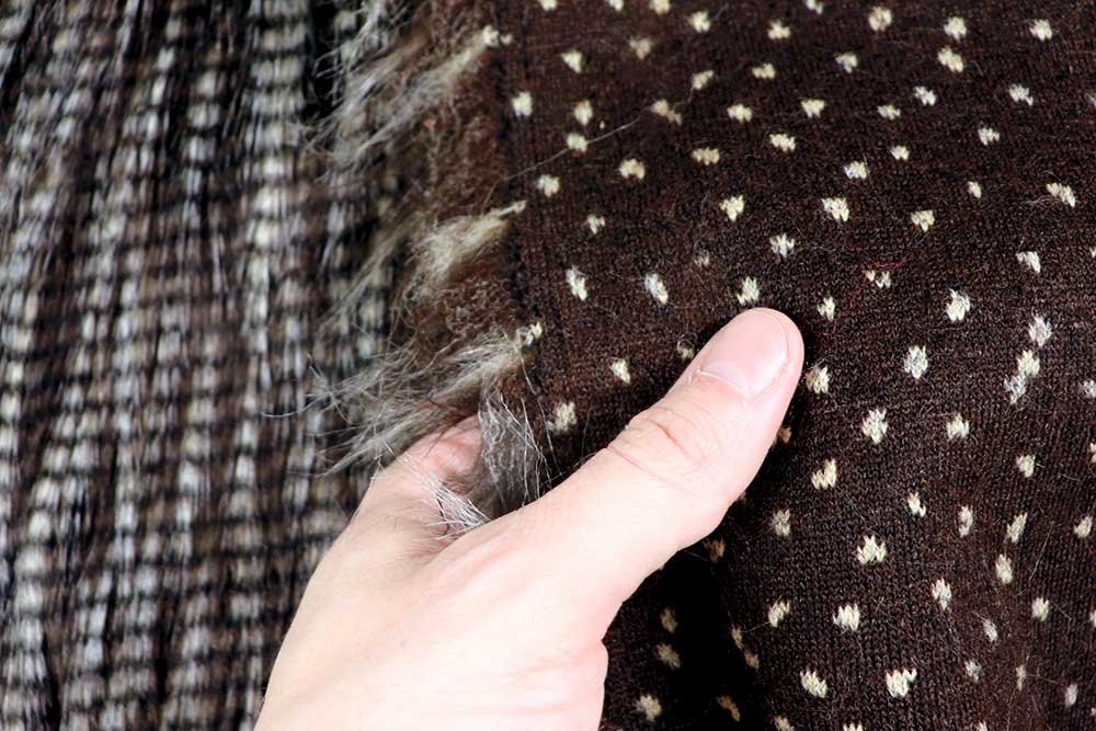 Wild, weich und außergewöhnlich: Dieses dunkle Pelzimitat erinnert an feines Federkleid. Fp1154 Pelzimitat Federn Pelzimitat Pelzimitat - Bird
