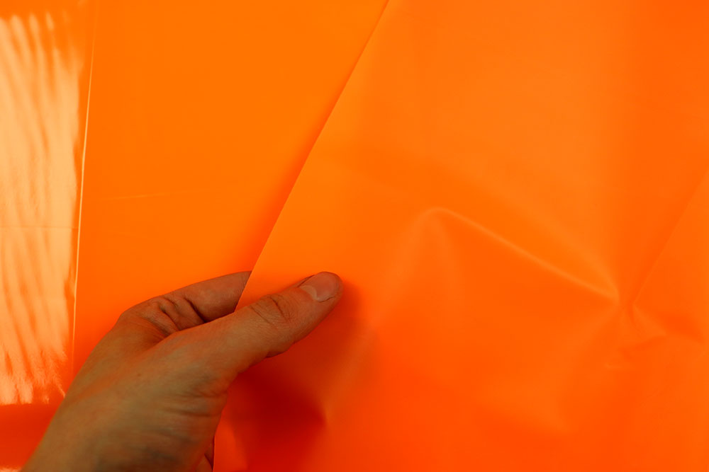 135 cm breite, hochglänzende Ware aus Polyurethan Fs1029 Folienstoff Neon Orange S4 Lackstoffe Lackfolie - Neonorange