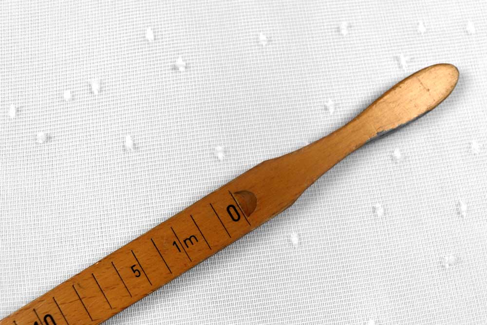 180 cm breiter Netz-Gardinenstoff mit eingearbeiteten Stoffkügelchen - Made in Germany! Gs5141 Gardinenstoff Transparent Moskitonetz Hand Gardinen transparent Gardinenstoff transparent - Schnee - Bleiband