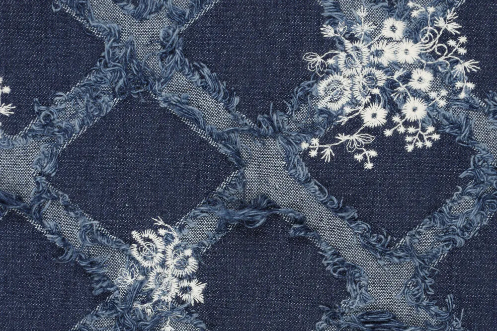 Trendiger, schwerer Denim mit Stickerei-Mix aus Rauten und Blumen - eine optische Wucht! Js5054 Jeansstoff Stickerei Raute Blume Jeansstoffe Jeans-Stoff Premium - Vintage-Stick