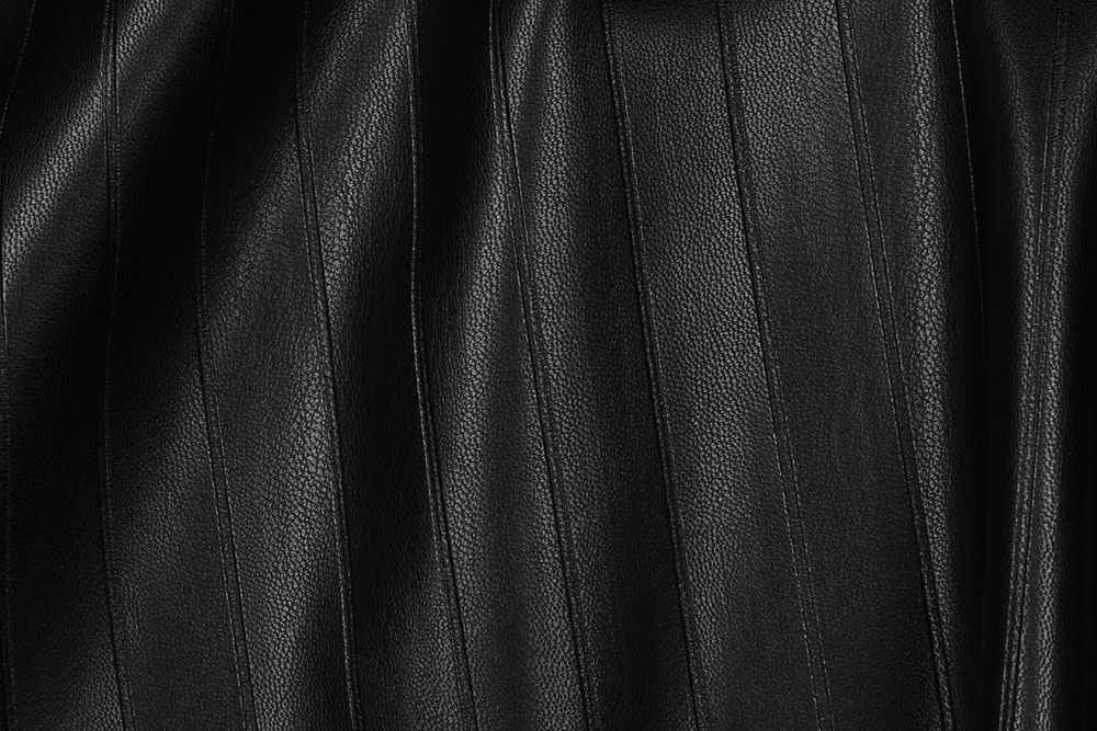 Kunstleder mit geprägter Längsstruktur in Schwarz. Ideal für Polster, Fahrzeugausbau, Taschen und Dekorationen. Kl1190 Black Line S4y Motiv Kunstleder Kunstleder - Black Line