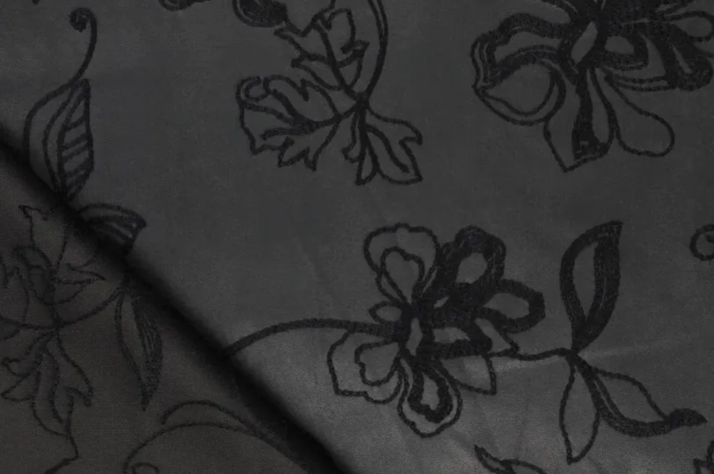 Elegantes Kunstleder mit floraler Stickerei – perfekt für Kleidung, Deko, Taschen & Möbelbezüge.
 Kl1191 Kunstleder Pfingstrosen S4y Standard - Kunstleder Kunstleder - Pfingstrosen-Stickerei