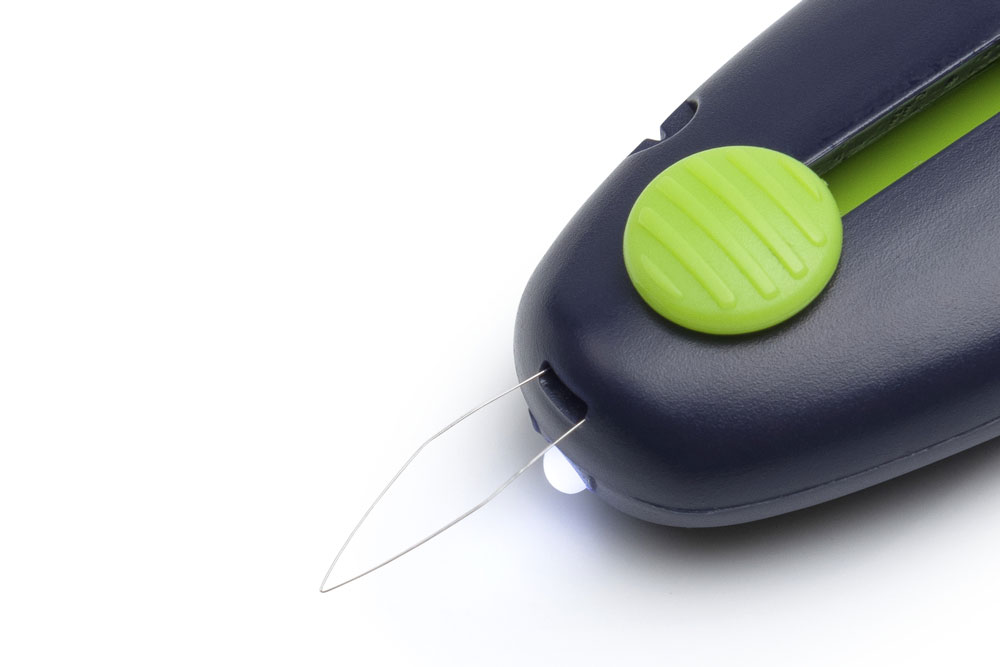 Praktische und sehr moderne Nadeleinfädelhilfe mit LED-Lampe  Ku1362(1) Sonstiges Nähzubehör LED Nadeleinfädler