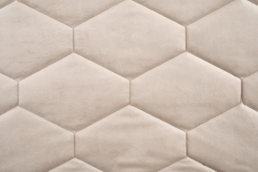 Kratzfester, robuster Möbelsamt mit geometrischem Steppmuster 2210 P137 2048x1365 Sonderposten NEU Möbelsamt Premium - Hexagon