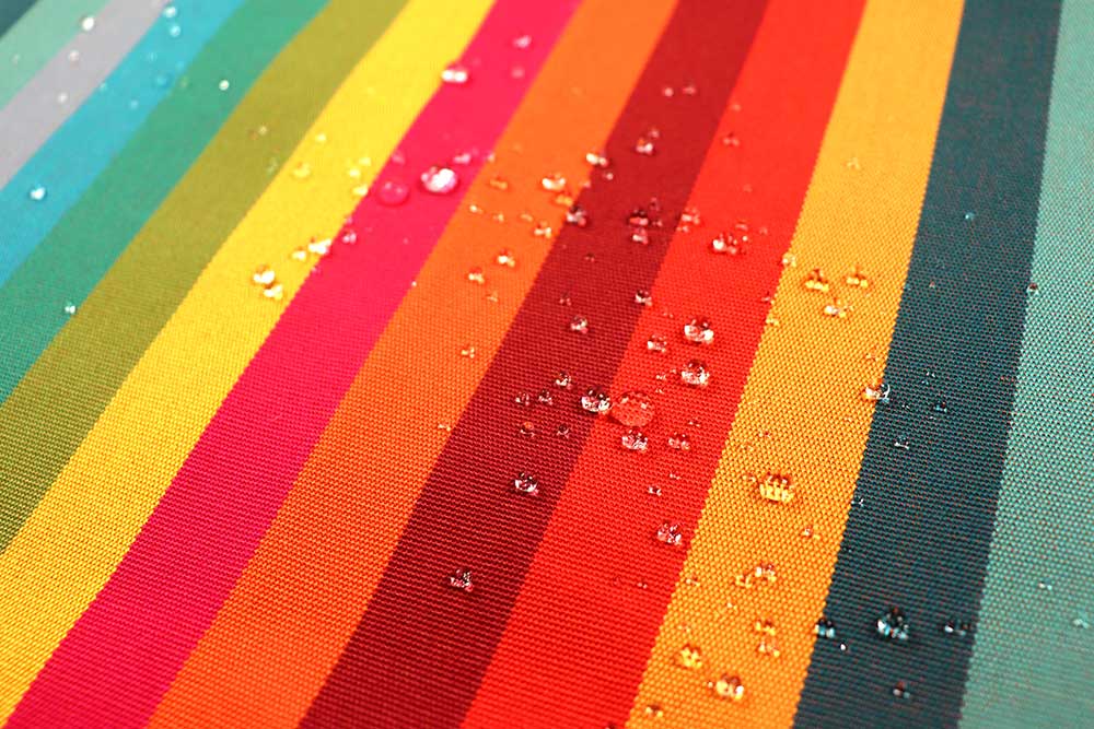 In Italien produzierter, fröhlich-bunter Stoff - fleck- und wasserabweisend, lichtecht, farbecht, UV-Schutzfaktor 50+ Om5180 Outdoorstoff Streifen Bunt S4 Dekostoffe NEU  Outdoor-Stoff Dralon - Summercity