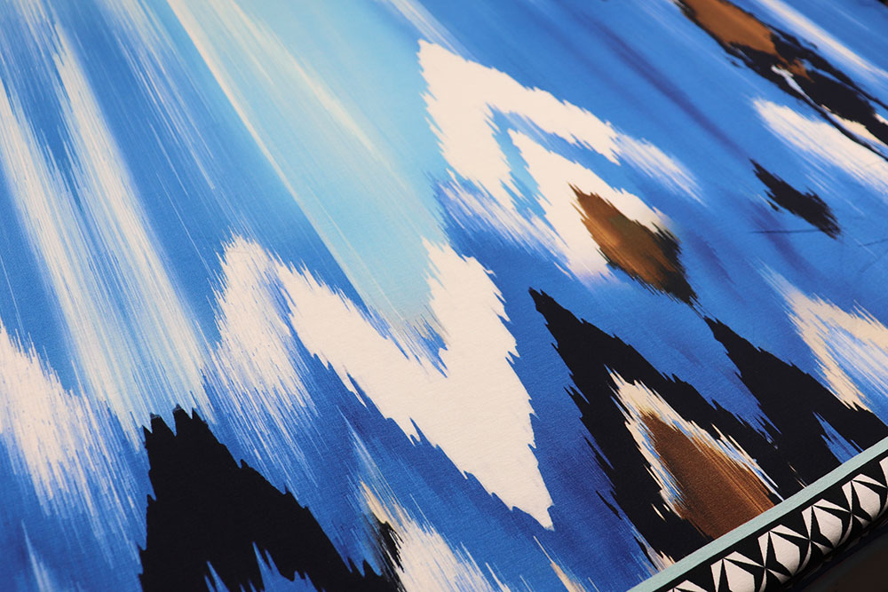 Blaues Musterwunder auf geschmeidigem Materialmix Sp155113 Frank Walder Modal-Panel - Blue Flash