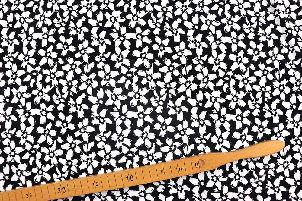 Blüten-Design auf herrlich weichem Jersey aus Viskose und Elasthan - bequem, modisch, zum Top-Preis! Sp155309 Sonderposten NEU Viskosejersey - Blütenmeer - Dark and White