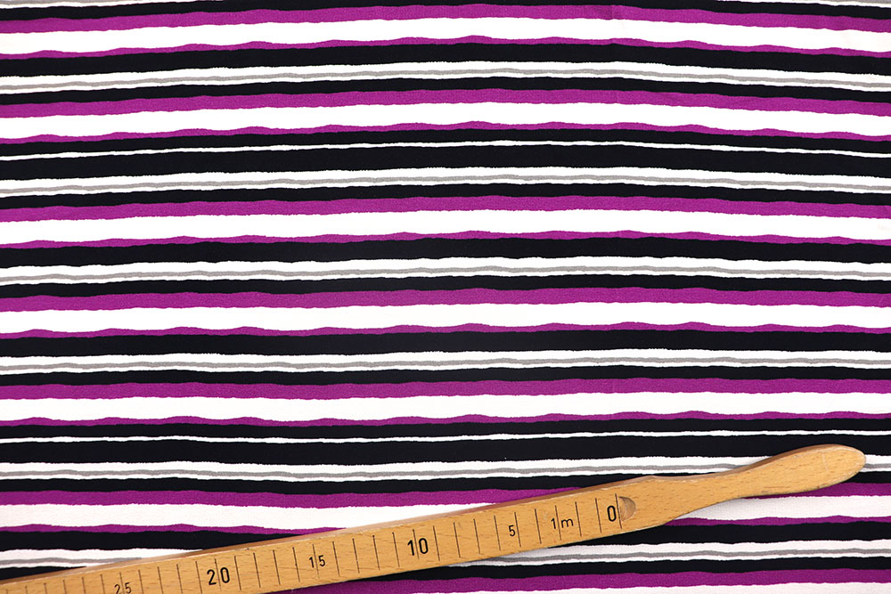 Streifen-Design auf herrlich weichem Jersey aus Viskose und Elasthan - bequem, modisch, zum Top-Preis! Sp155331 Streifen u. Ringel Viskosejersey - Querstreifen - Creme/Schwarz/Lila