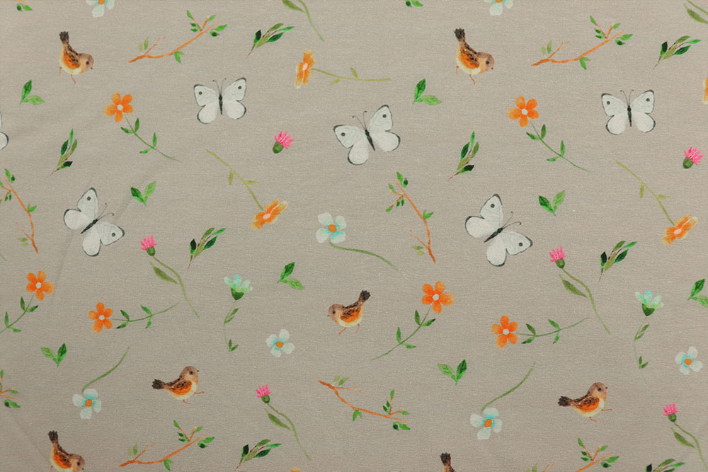 Romantischer Baumwolljersey in Grau mit zartem Print aus Blumen, Vögeln und Schmetterlingen. Sp165032 Jersey Floraundfauna Grau S4y Sale Jersey - Flora & Fauna - Hellgrau