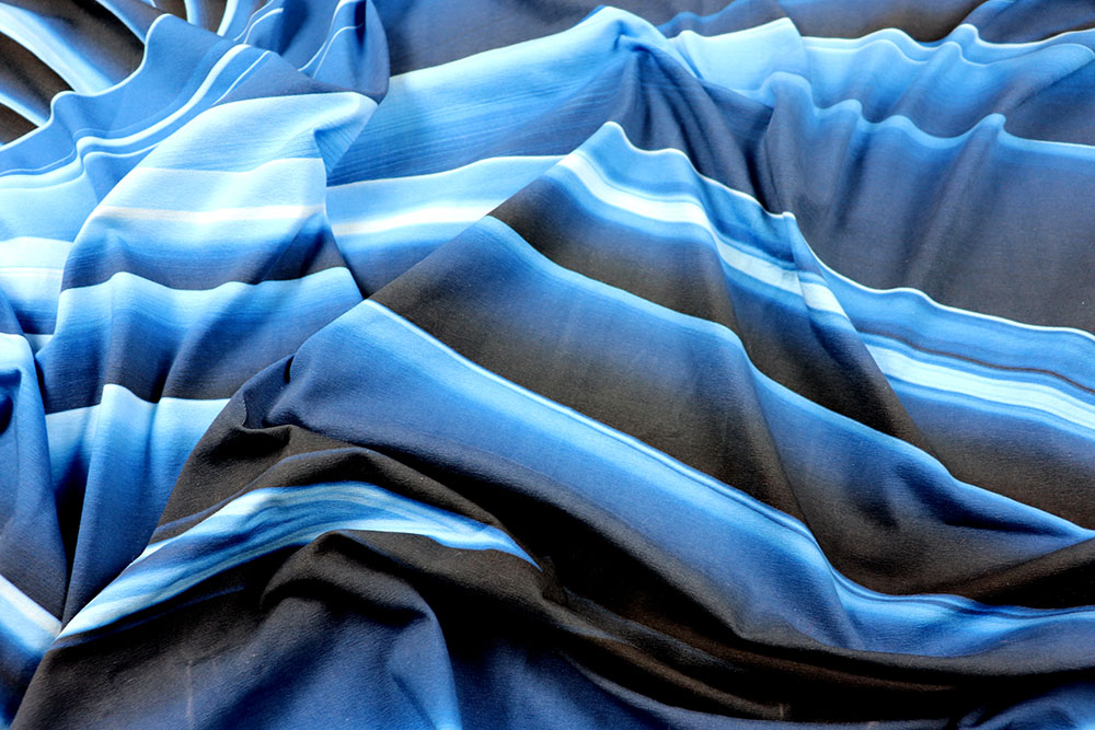 Weicher Jersey mit abstraktem Streifenmuster in Blautönen – modern, elastisch und vielseitig einsetzbar. Sp165036 Jersey Blau sonstige Muster Jersey - Blue Motion