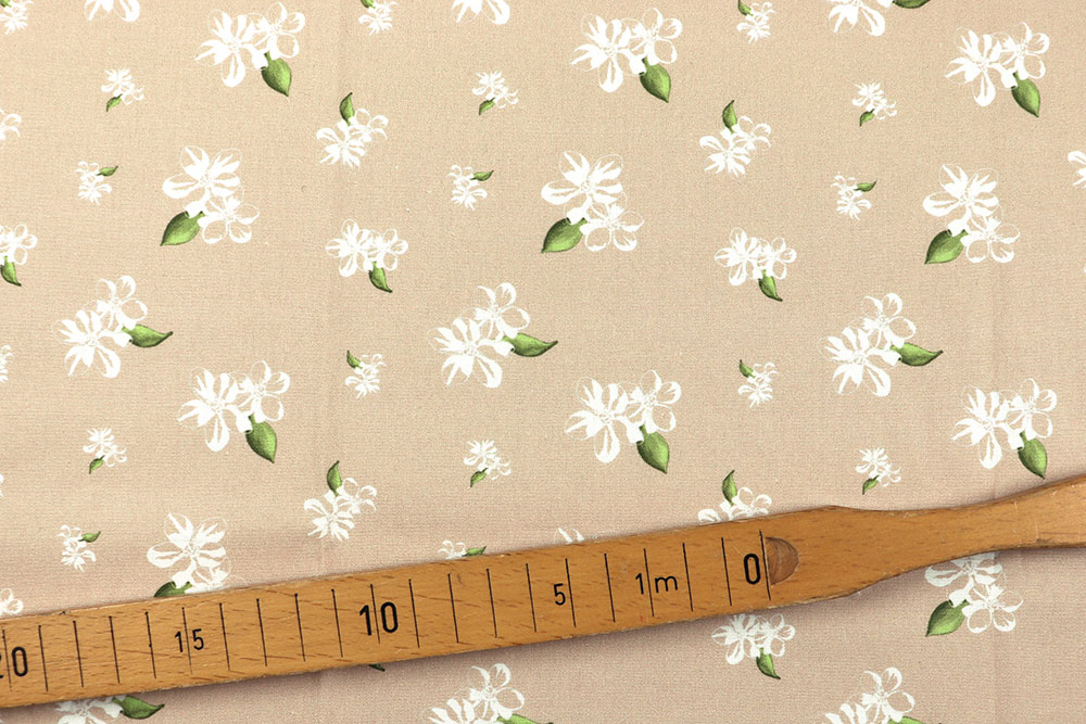 Reine Baumwolle in feiner Qualität, mit einem schönen Blumenmotiv, das sich toll kombinieren lässt Sp165045 Baumwollstoff Blumen S4 Dirndlstoffe Baumwollstoff - Weiße Blümchen - Sand