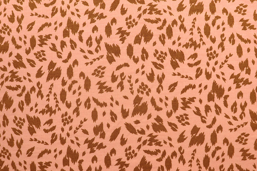 Animalprint auf roséfarbenem Grund – modern, wild und mit einem Hauch exotischer Eleganz. Sp165063 Jersey Wildsavannah S4y(1) Sale Modaljersey - Wild Savannah