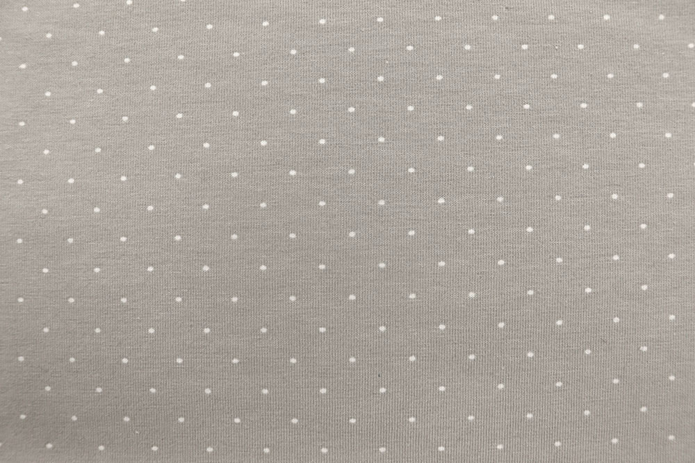 Verspieltes Punktedesign in Weiß auf Grauen Hintergrund – modern, stilvoll und zeitlos im Look. Sp165075 Jersey Pnktchen S4y(1) Sale Jersey -  Pünktchen