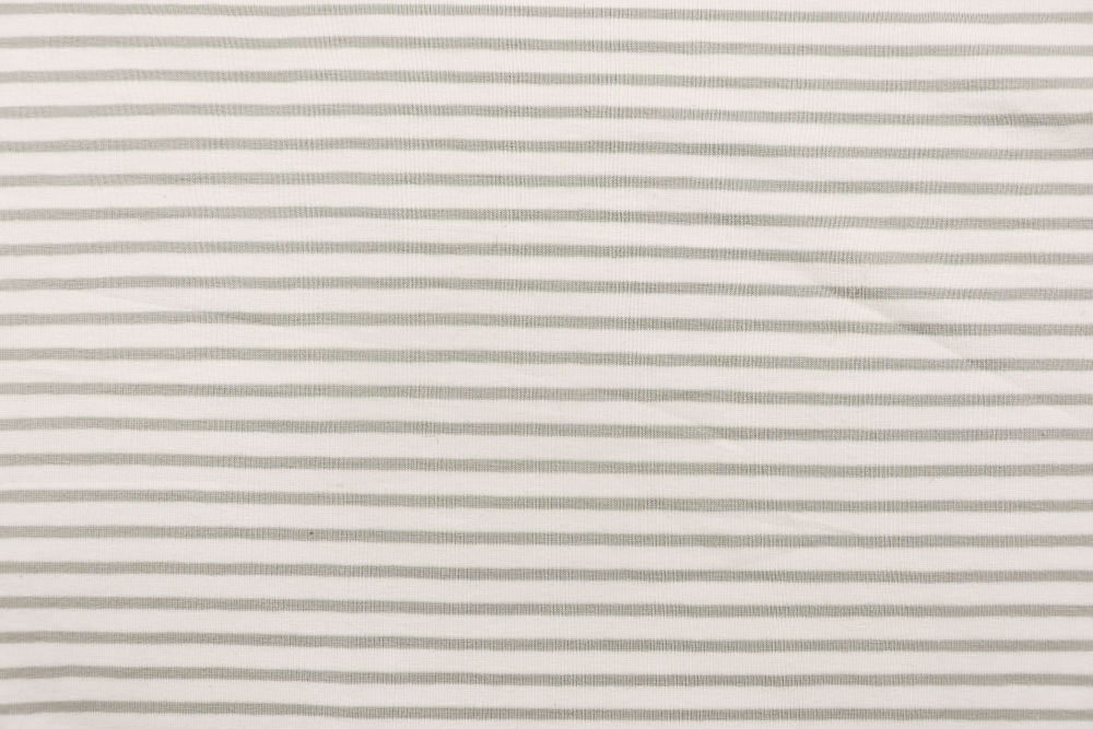 Zeitloses Streifenmuster in grau-weiß - klassisch, schlicht und vielseitig kombinierbar. Sp165088 Jersey Greystripes S4y(1) Streifen u. Ringel Jersey - Grey Stripes