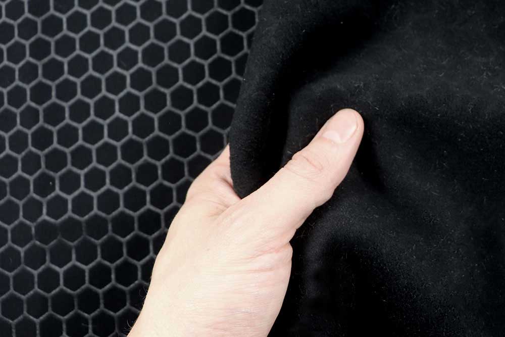 Robuster Softshell mit modernem Hexagon-Muster und wärmender schwarzer Fleece-Innenseite Sp167007 Softshell Hexagon Schwarz S4 Softshell Softshell Pro - Hexagon Black