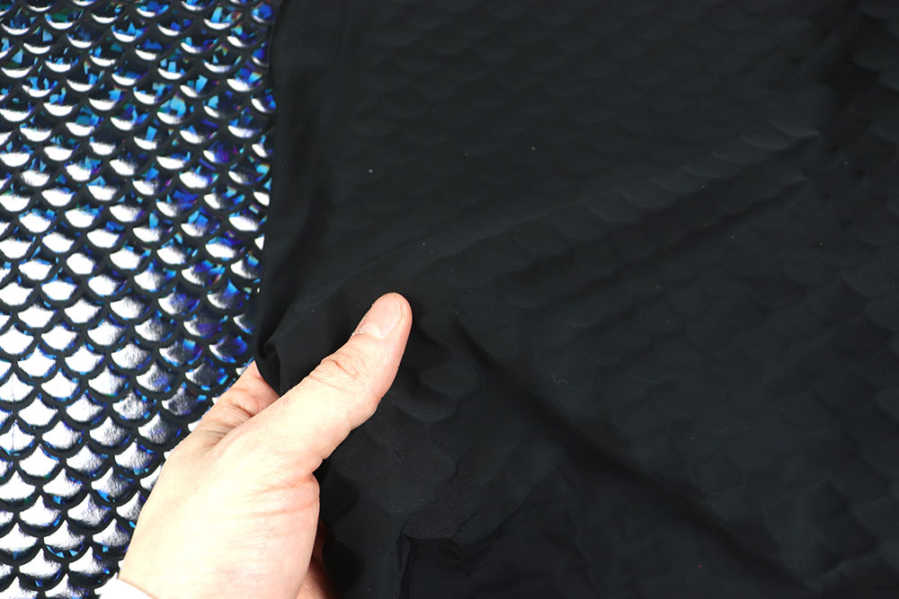Stretchiger Folienjersey mit Schuppen-Motiv - ein Eye-Catcher für Kostüme, Tanzsport und vieles mehr! Sp168010 Hologrammstoff Schuppen Schwarz S4 Tanzkleiderstoff Hologramm - Schuppe - Schwarz