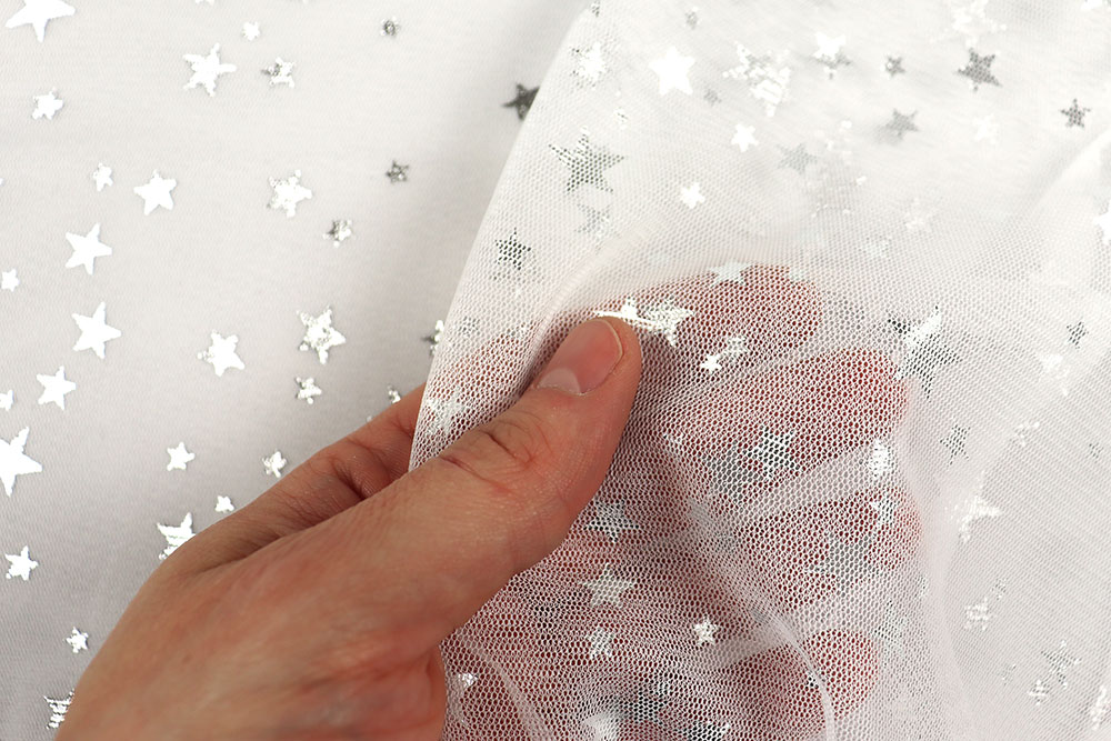 Feines Tüllgewebe mit glänzenden Sternchen - hiermit werden Sie zum Star! Sp168036 Tuell Mesh Sterne Weiss Silber S4 Tüllstoffe Tüll mit Sternen - Weiß/Silber