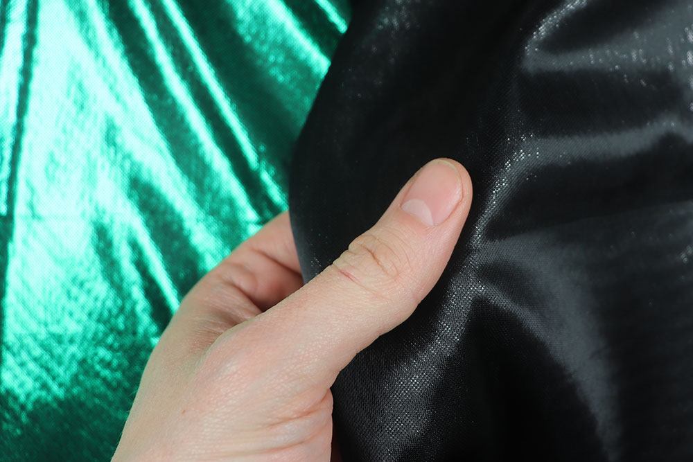 Super günstig, stretchig und hochglänzend - ein fantastischer Allrounder! Sp168047 Glanzstoff Gruen S4 Mai Glanzstoff Stretch - Tannengrün - B-Ware