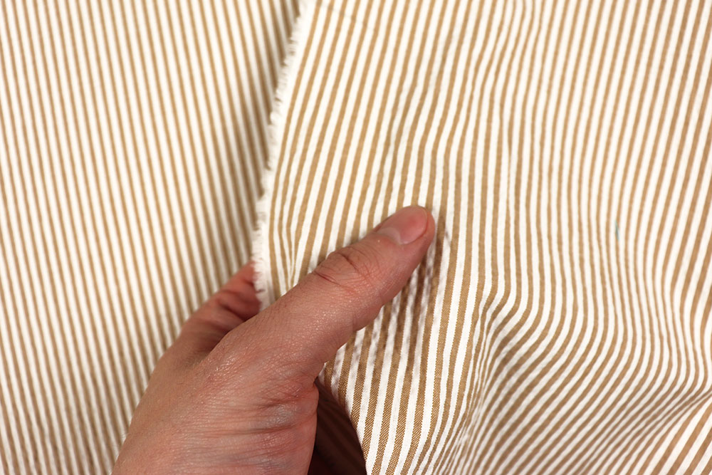 Gestreifter Seersucker - ein Klassiker für Bekleidung wie Bettwäsche! Sp174023 Seersucker Streifen Sand S4y Blusenstoffe Seersucker - Streifen - Sand/Weiß