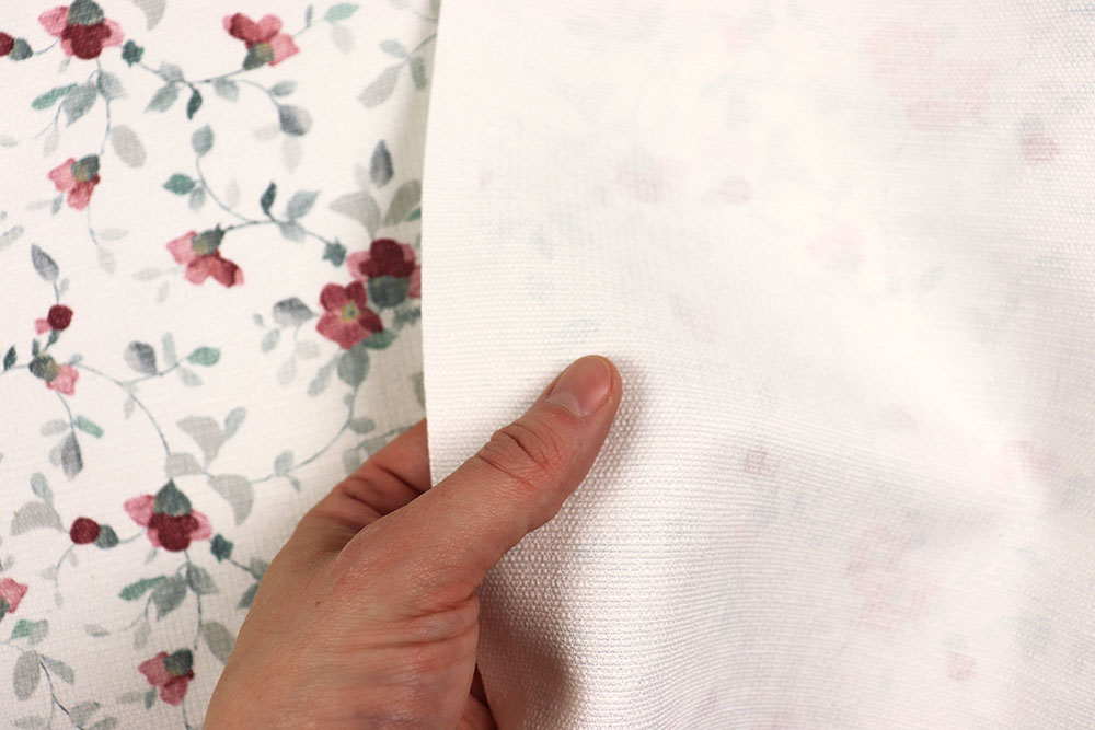 Fein strukturierte Grundware, filigranes Blumendesign und intensive Farben - ein Traum von einem Dekostoff! Sp174031 Dekostoff Blueten S4 Digital-Drucke Dekostoff Digitaldruck - Rote Blüten