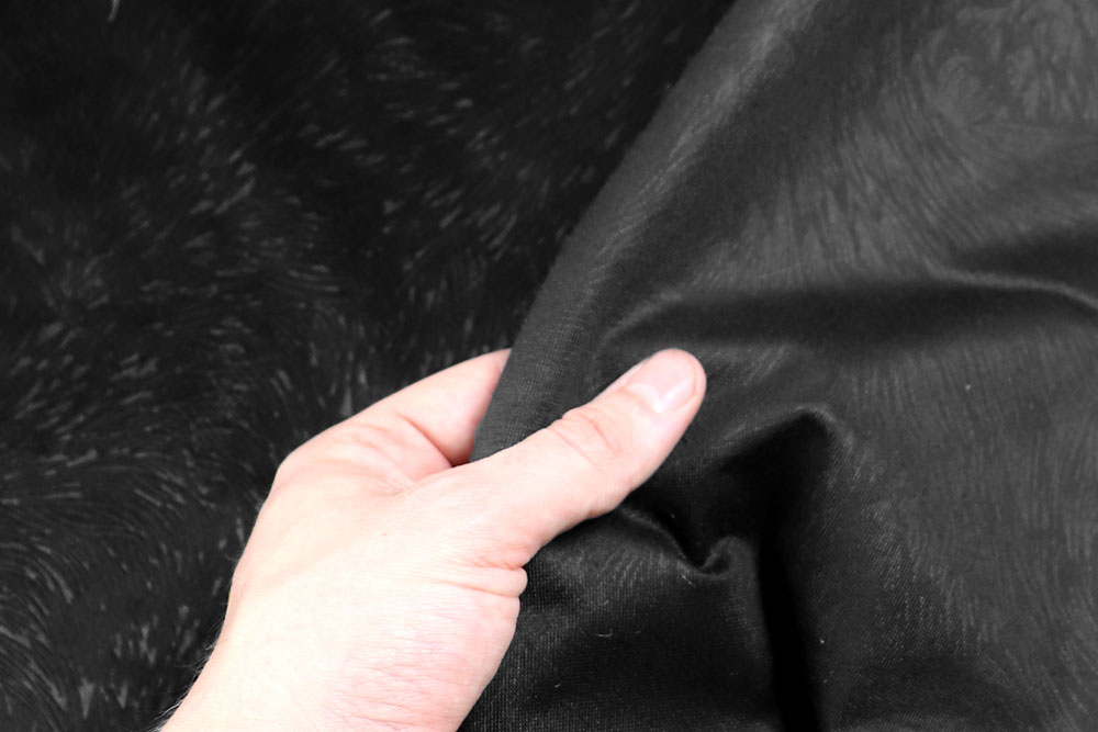 Samt mit wilder Struktur - herrlich geschmeidig, hochwertig verarbeitet und in ganz besonderer Optik! Sp178011 Samtstoff Wild Schwarz Samt Samt Wild - Schwarz