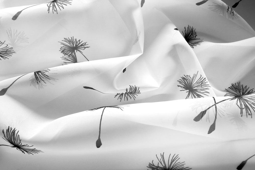 So fein und leicht wie Pusteblumen ist auch dieser transparente Gardinenstoff für leichte Fenster-Dekorationen Voile Pusteblume Weiss Gardinen transparent Voile - Pusteblume