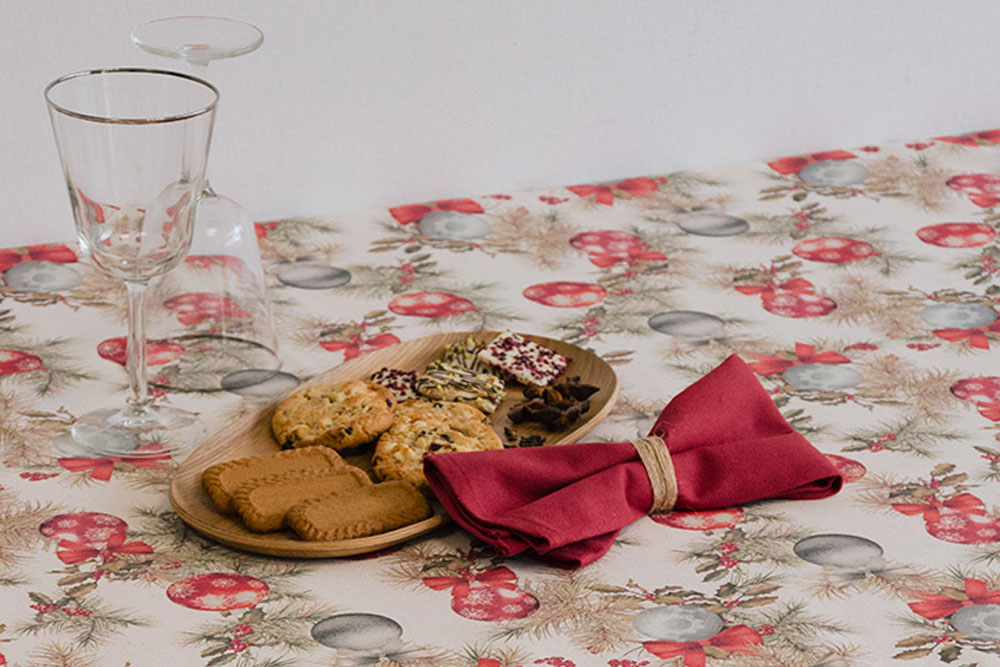Weihnachten im Stoffformat: ein bisschen Glitzer, ein bisschen Tanne – und jede Menge gute Laune. Wn5341 Weihnachtsstoff Christbaumkugeln S4 Dekostoffe sonstige Recycling-Dekostoff - Holly & Joy