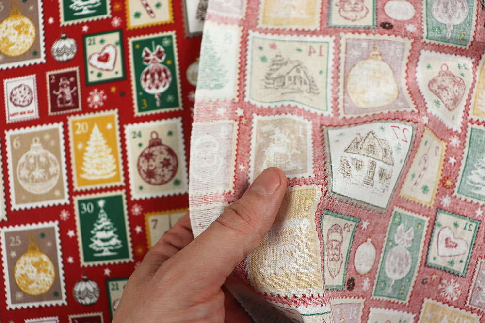Ho ho ho - schicken Sie Grüße zum Nordpol und erfreuen Sie sich an diesem festlich-bunten Baumwollstoff! Wn5366 Weihnachtsstoff Briefmarken S4 Weihnachten Weihnachtsstoff Baumwolle - Briefmarken