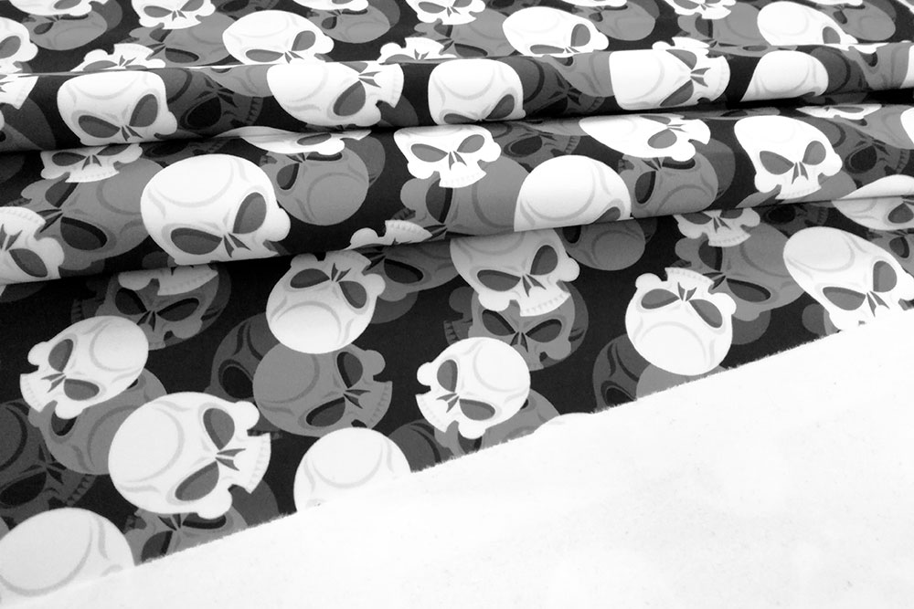 Technisch ausgefeilter Softshell-Stoff mit coolem Skull-Print für trendige, körpernahe Kleidungsstücke 103390 Softshell Totenkoepfe Fleece Nano-Softshell - 3D-Totenköpfe