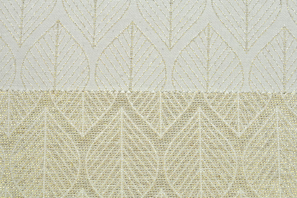 Mit diesem leicht glitzernden Dekostoff setzen Sie moderne und zeitlose Akzente in Ihren vier Wänden!  Bd01 Ds1823 Dekostoff Blaetter Creme Gold Nah Dekostoffe Jacquard Dekostoff Jacquard - Zeitlose Blätter - Creme/Gold-Glitter