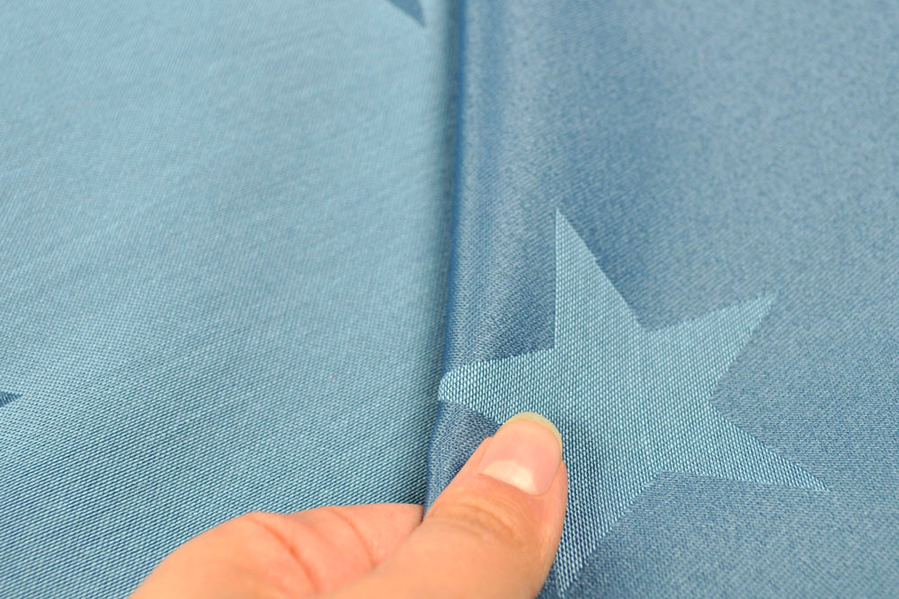 Leicht glänzender Jacquard-Stoff mit eingewebtem Stern-Motiv in Hellblau/Blau  Bd01 Ds5943540 Jacquard Sternenglanz Blau S4y Übergardinen Sternenglanz - Dekostoff Jacquard - Hellblau/Blau