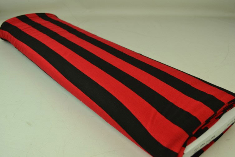 Rot-schwarz gestreifter Jersey aus Viskose und Elasthan - herrlich luftig, geschmeidig und super günstig! Bk7253250 Viskosejersey Streifen Rot S4 Fasnacht Stoffe bunt Viskosejersey - Streifen - Rot/Schwarz