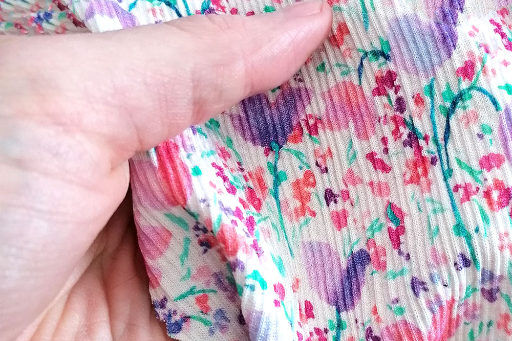 Viskosejersey mit typischer Plissee-Struktur - lässt sich schnell verarbeiten und ist hervorragend geeignet für Damenbekleidung wie Kleider Bk7311003 Plissee Jersey Blumen Elastikstoffe Plissee-Jersey - Leni - Design 3