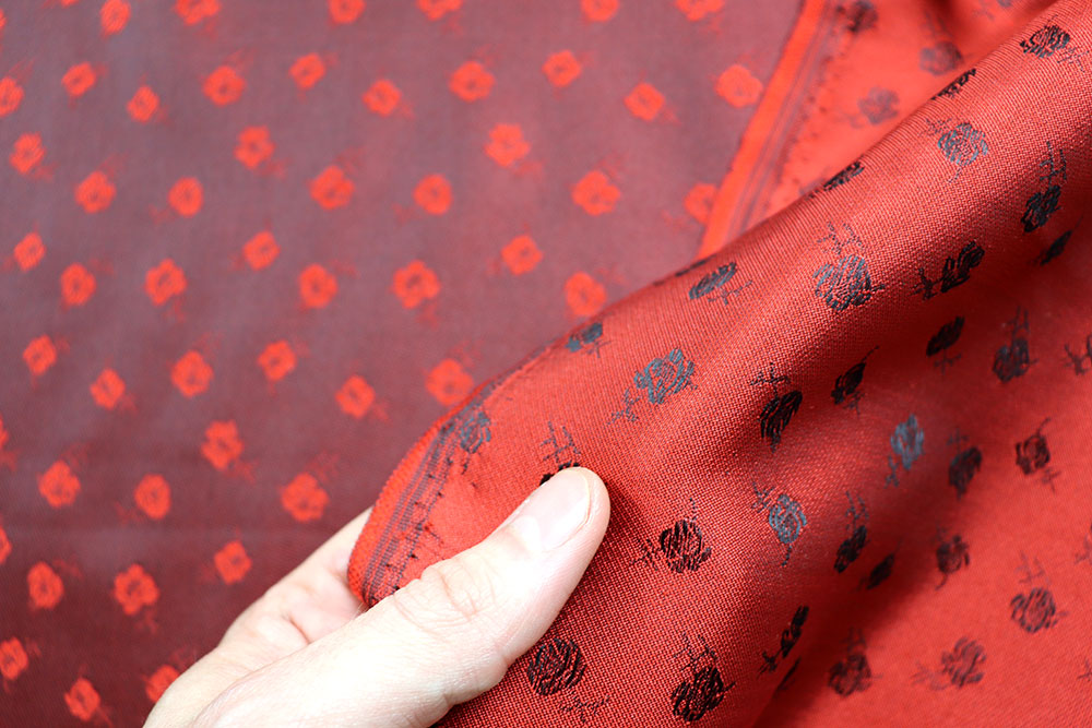 Super edler Taftstoff mit eingearbeitetem Rosen-Muster Bk7528 Taft Rosen Dirndlstoffe Premium-Taft - Red Roses