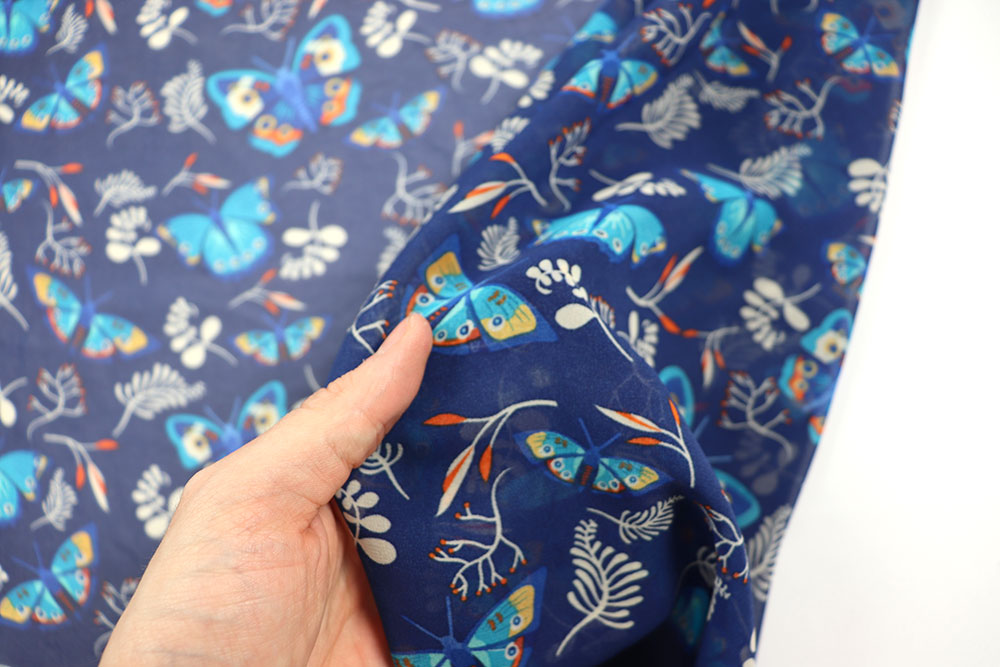 Geschmeidiger Chiffonstoff mit bunten Schmetterlingen- ein Eye-Catcher für Bekleidung, Deko und vieles mehr! Bk7548 Chiffon Schmetterlinge Hand bedr. Bekl. Stoffe Chiffon - Schmetterlingszauber