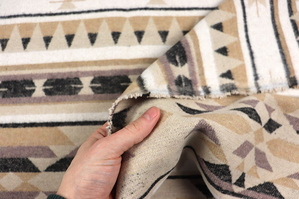 Herbstliche Eleganz trifft auf wärmende Gemütlichkeit – der perfekte Stoff mit charmantem Boho-Muster Bk7618 Poncho Stoff Beige Jackenstoffe Poncho-Stoff Premium - Sand