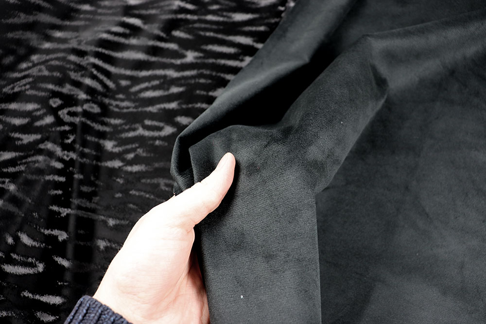 Schwarzes Stretchleder mit Tigermuster: weich, seidenmatt, vielseitig! Bk7626 Stretch Leder Tiger Blusenstoffe Stretch-Leder - Tiger - Schwarz
