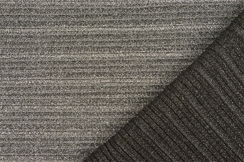 Glitzernder, festlicher Bekleidungsstoff mit Lurexfäden in edlem Silber Lurex Plissee Falte Silber Festliche Stoffe Lurex-Plissee - Glamour - Silber