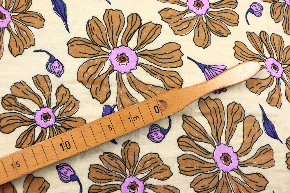 Leuchtend gelbe Blumen zieren diesen weichen und luftigen Musselinstoff Bk7696 Musselin Blumen S4 Musselin Stoffe Musselin - Big Flowers