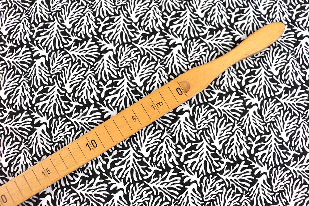 Kontrastreiches Motiv mit maritimem Charme auf locker-leichter Baumwolle Bk7764 Musselin Korallen Schwarz Weiss Blusenstoffe Musselin - Korallenriff