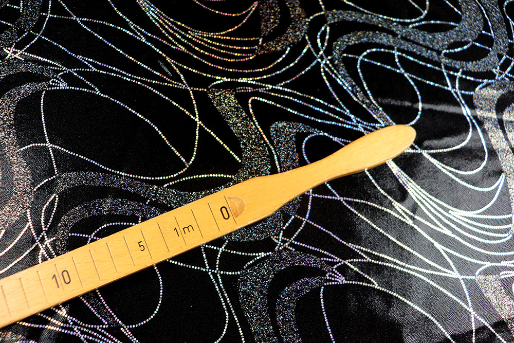 Eleganter Stretchstoff in Schwarz mit Glanz – für ausdrucksstarke Designs und kraftvolle Bewegungen. Bk7813 Tanzkleiderstoff Nebula Schwarz S4 Fasnacht Stoffe bunt Lycra Tanzkleiderstoff - Nebula - Schwarz