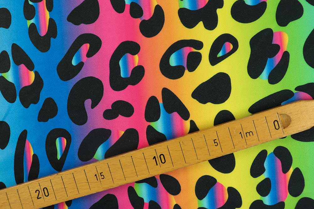 Ein wilder Leo-Look in leuchtenden Regenbogenfarben – perfekt für kreative, ausdrucksstarke Designs. Bk7817 Tankleiderstoff Iris Tanzsport Stoffe Tanzkleiderstoff - Leo Iris - Bunt