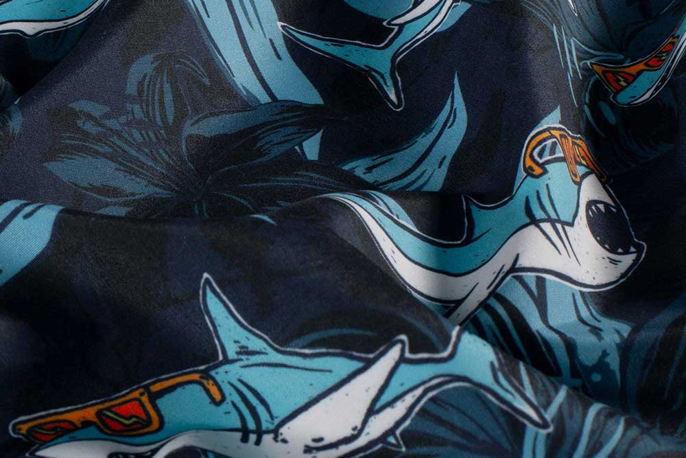 Coole Haie mit Sonnenbrillen auf blauem, wasserabweisendem Stoff – ideal für trendige Badeshorts! Bk7824 Badehosenstoff Coolshark bedr. Bekl. Stoffe Badehosen Stoff - Cool Shark